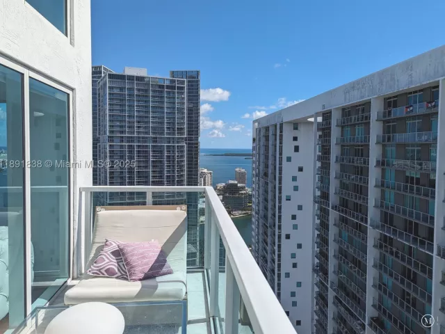2-bedroom condo for rent in Miami - 41 SE 5th St 2302 - MondialRealty