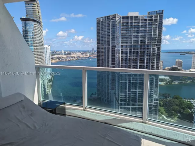 2-bedroom condo for rent in Miami - 41 SE 5th St 2302 - MondialRealty