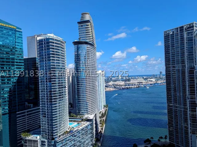 2-bedroom condo for rent in Miami - 41 SE 5th St 2302 - MondialRealty