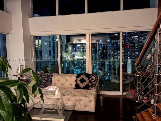 2-bedroom condo for rent in Miami - 41 SE 5th St 2302 - MondialRealty