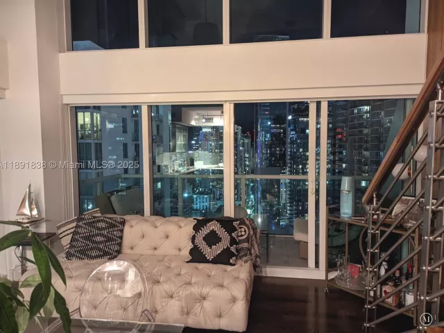 2-bedroom condo for rent in Miami - 41 SE 5th St 2302 - MondialRealty