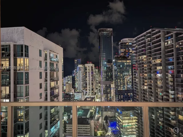 2-bedroom condo for rent in Miami - 41 SE 5th St 2302 - MondialRealty
