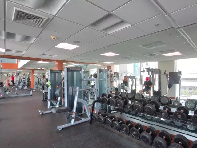 2-bedroom condo for rent in Miami - 41 SE 5th St 2302 - MondialRealty