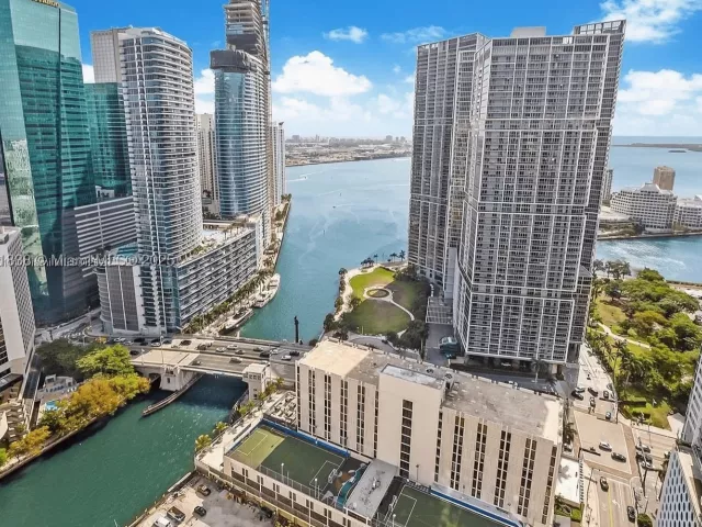 2-bedroom condo for rent in Miami - 41 SE 5th St 2302 - MondialRealty