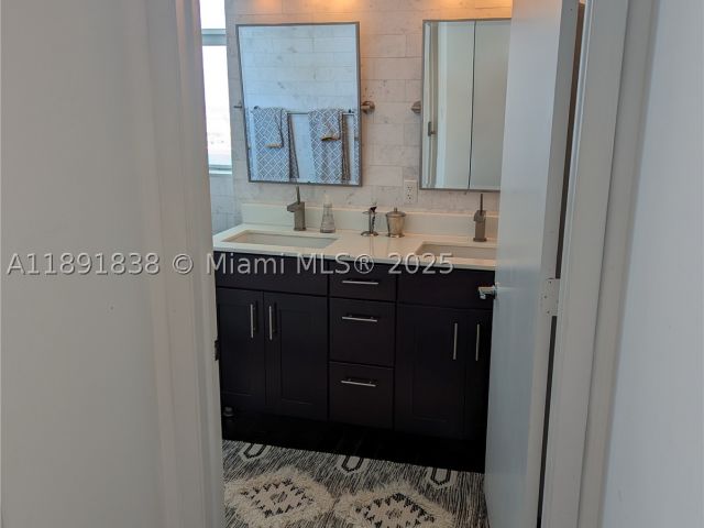 2-bedroom condo for rent in Miami - 41 SE 5th St 2302 - MondialRealty