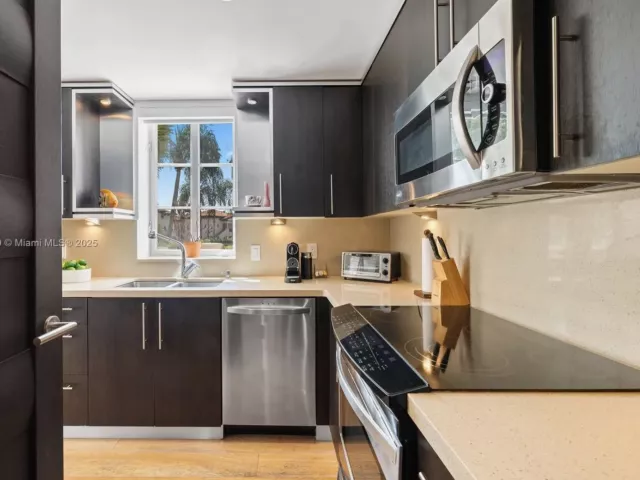 3-bedroom condo for rent in Miami Beach - 19216 Fisher Island Dr 19216 - MondialRealty