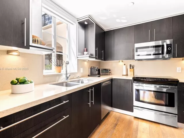 3-bedroom condo for rent in Miami Beach - 19216 Fisher Island Dr 19216 - MondialRealty