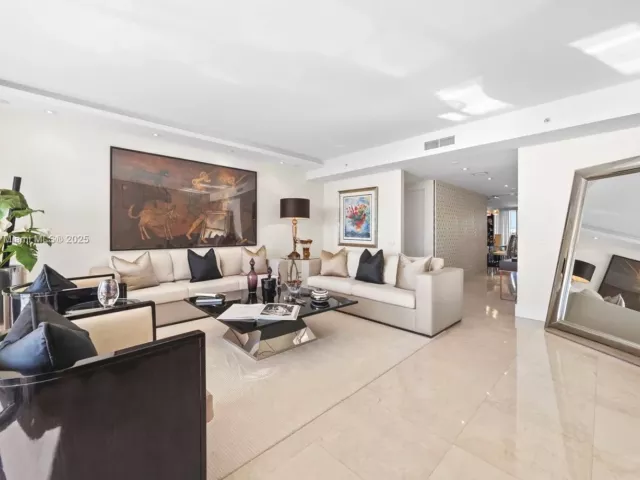 3-bedroom condo for sale in Bal Harbour - 9705 Collins Ave 1402N - MondialRealty