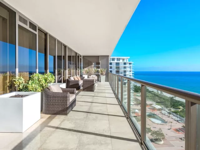 3-bedroom condo for sale in Bal Harbour - 9705 Collins Ave 1402N - MondialRealty