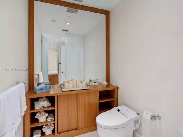 3-bedroom condo for sale in Bal Harbour - 9705 Collins Ave 1402N - MondialRealty