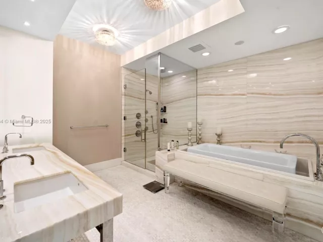 3-bedroom condo for sale in Bal Harbour - 9705 Collins Ave 1402N - MondialRealty