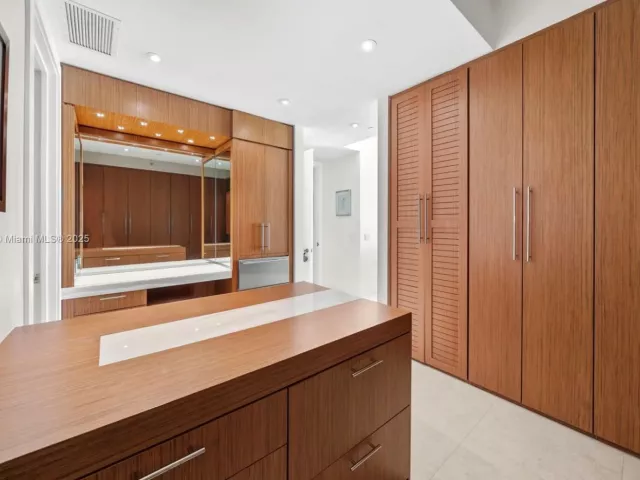 3-bedroom condo for sale in Bal Harbour - 9705 Collins Ave 1402N - MondialRealty
