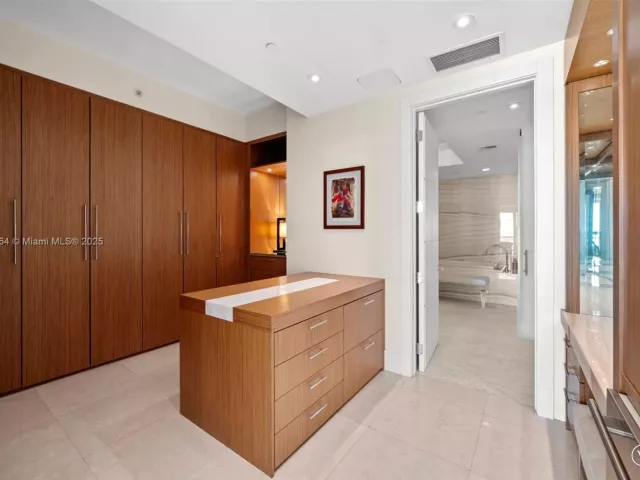 3-bedroom condo for sale in Bal Harbour - 9705 Collins Ave 1402N - MondialRealty