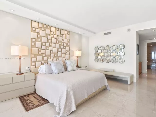 3-bedroom condo for sale in Bal Harbour - 9705 Collins Ave 1402N - MondialRealty