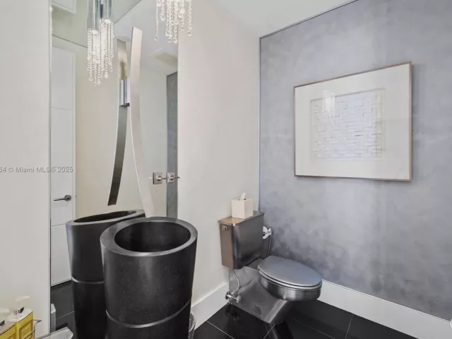 3-bedroom condo for sale in Bal Harbour - 9705 Collins Ave 1402N - MondialRealty
