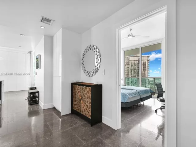 3-bedroom condo for rent in Miami - 900 Biscayne Blvd 4901 - MondialRealty