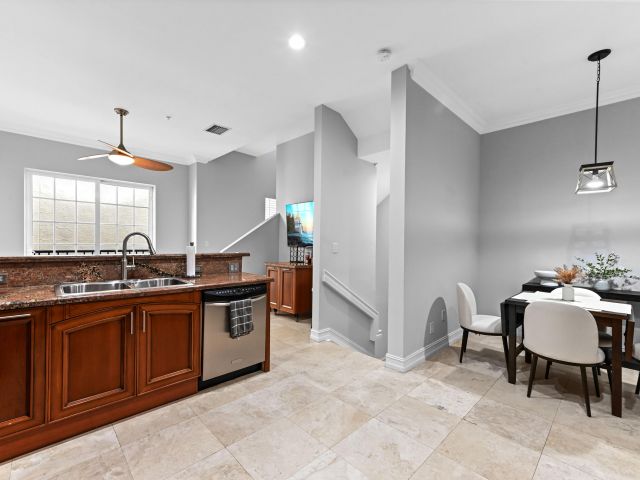 Home for rent at 150 NE 6th Avenue E - photo 6630620