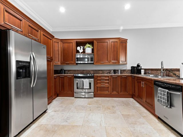 Home for rent at 150 NE 6th Avenue E - photo 6630623