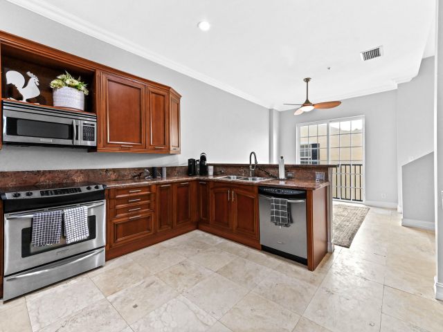 Home for rent at 150 NE 6th Avenue E - photo 6630624