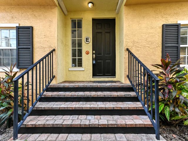 Home for rent at 150 NE 6th Avenue E - photo 6630628