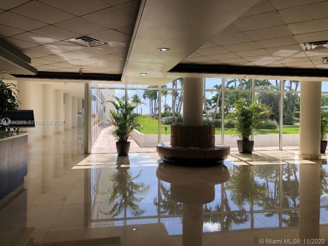 1-bedroom condo for rent in Miami Beach - 5005 Collins Ave 322 - MondialRealty