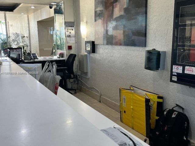 1-bedroom condo for rent in Miami Beach - 5005 Collins Ave 322 - MondialRealty