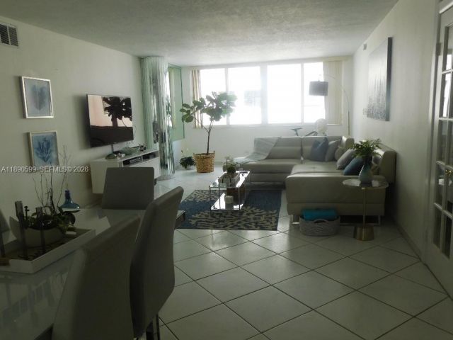 1-bedroom condo for rent in Miami Beach - 5005 Collins Ave 322 - MondialRealty
