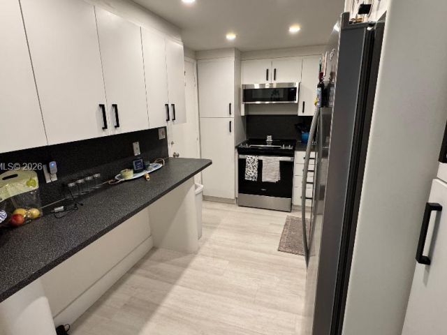 1-bedroom condo for rent in Miami Beach - 5005 Collins Ave 322 - MondialRealty