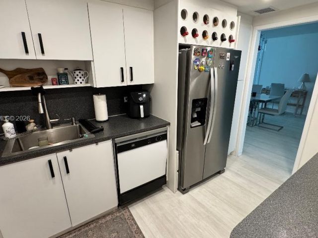 1-bedroom condo for rent in Miami Beach - 5005 Collins Ave 322 - MondialRealty