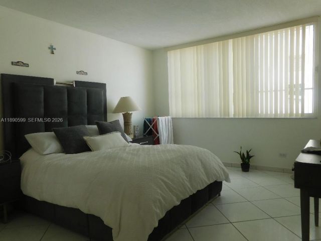 1-bedroom condo for rent in Miami Beach - 5005 Collins Ave 322 - MondialRealty