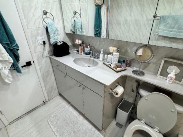 1-bedroom condo for rent in Miami Beach - 5005 Collins Ave 322 - MondialRealty