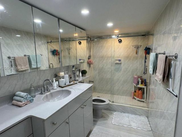 1-bedroom condo for rent in Miami Beach - 5005 Collins Ave 322 - MondialRealty