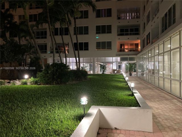 1-bedroom condo for rent in Miami Beach - 5005 Collins Ave 322 - MondialRealty
