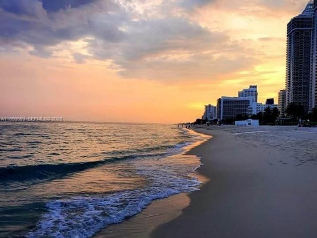 1-bedroom condo for rent in Miami Beach - 5005 Collins Ave 322 - MondialRealty