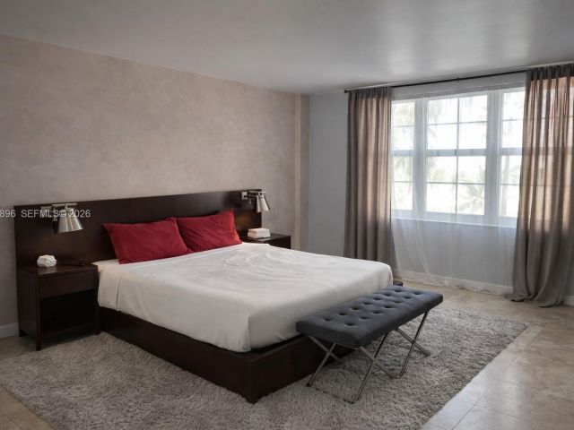 1-bedroom condo for sale in Miami Beach - 5700 Collins Ave 3M - MondialRealty