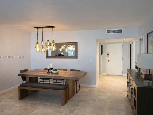 1-bedroom condo for sale in Miami Beach - 5700 Collins Ave 3M - MondialRealty
