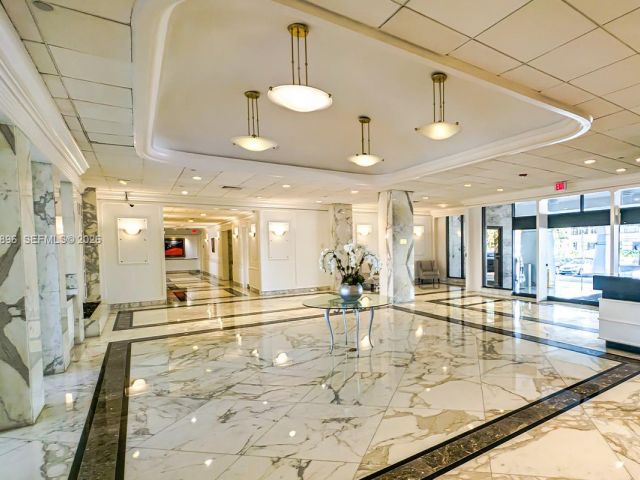 1-bedroom condo for sale in Miami Beach - 5700 Collins Ave 3M - MondialRealty
