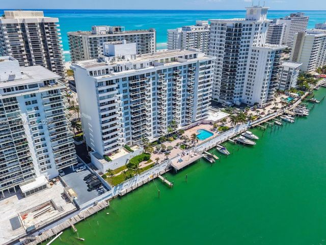 1-bedroom condo for sale in Miami Beach - 5700 Collins Ave 3M - MondialRealty