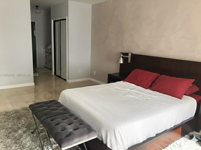 1-bedroom condo for sale in Miami Beach - 5700 Collins Ave 3M - MondialRealty