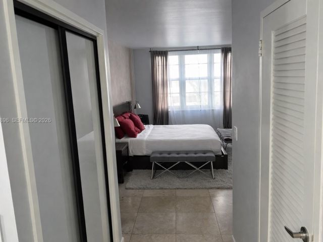 1-bedroom condo for sale in Miami Beach - 5700 Collins Ave 3M - MondialRealty