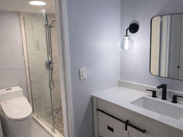 1-bedroom condo for sale in Miami Beach - 5700 Collins Ave 3M - MondialRealty