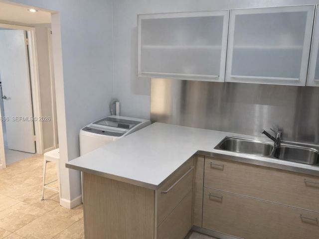 1-bedroom condo for sale in Miami Beach - 5700 Collins Ave 3M - MondialRealty