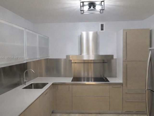 1-bedroom condo for sale in Miami Beach - 5700 Collins Ave 3M - MondialRealty