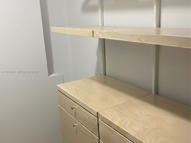 1-bedroom condo for sale in Miami Beach - 5700 Collins Ave 3M - MondialRealty