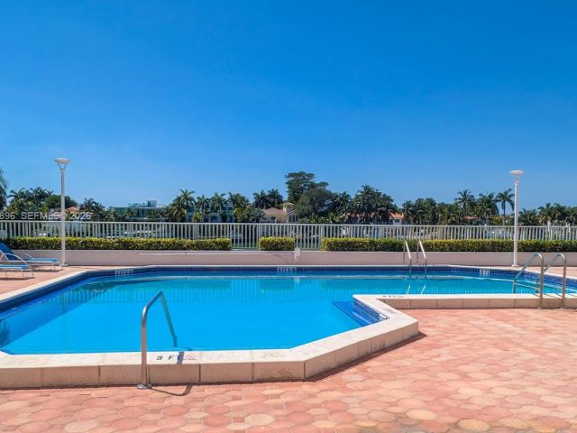 1-bedroom condo for sale in Miami Beach - 5700 Collins Ave 3M - MondialRealty