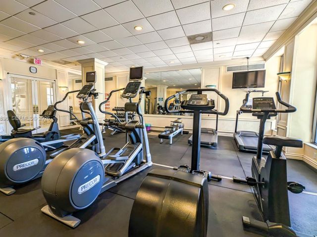 1-bedroom condo for sale in Miami Beach - 5700 Collins Ave 3M - MondialRealty