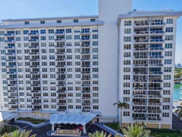 1-bedroom condo for sale in Miami Beach - 5700 Collins Ave 3M - MondialRealty