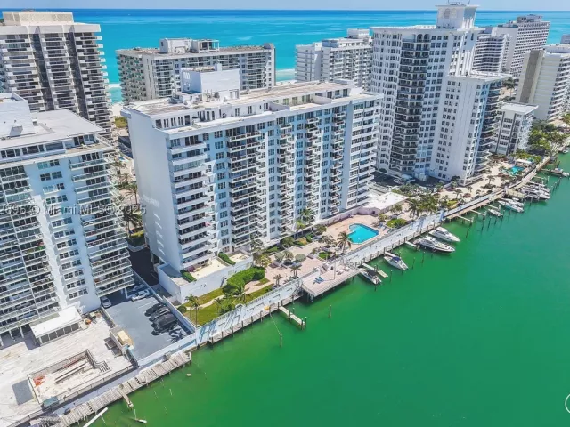 1-bedroom condo for sale in Miami Beach - 5700 Collins Ave 3M - MondialRealty