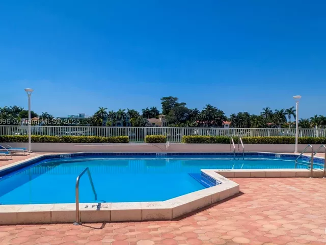 1-bedroom condo for sale in Miami Beach - 5700 Collins Ave 3M - MondialRealty
