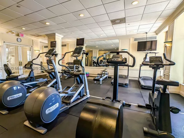 1-bedroom condo for sale in Miami Beach - 5700 Collins Ave 3M - MondialRealty